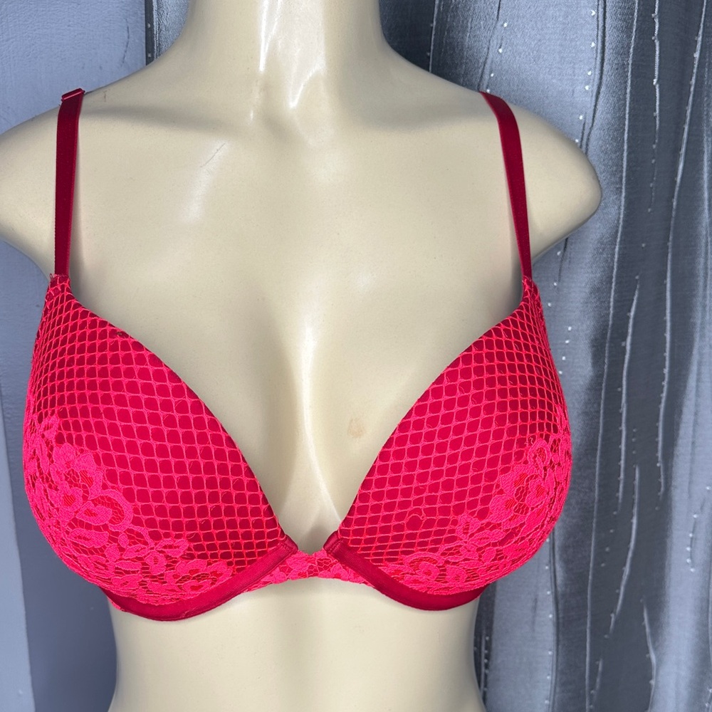 Victoria's Secret women’s Sz 34DD Vibrant Red Lace Bra